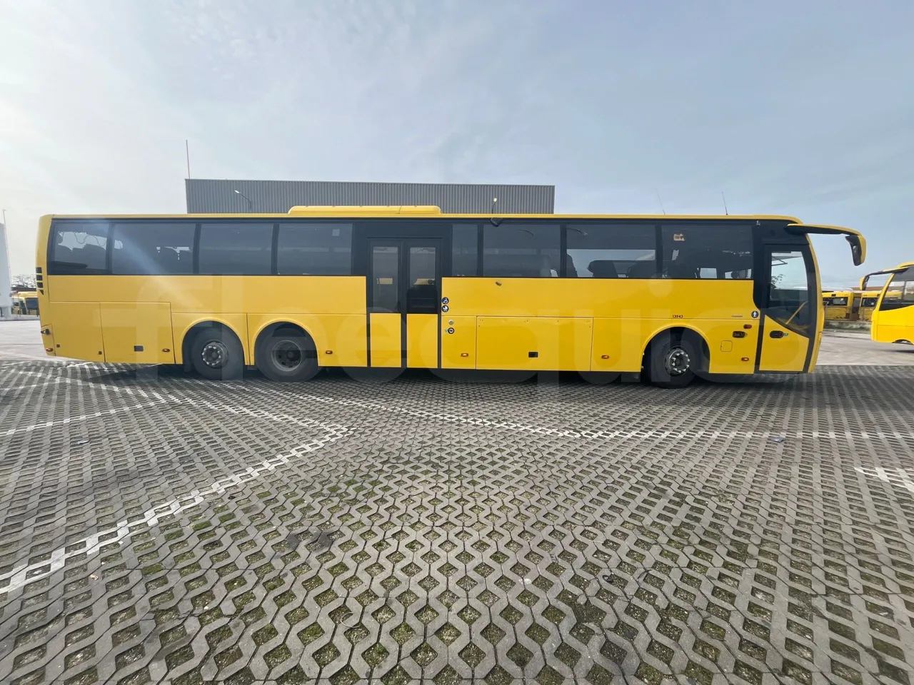Volvo 9700-B8R B6SC 9700S - Euro 6 - 240 kW - 14.980 mt - right side doors closed