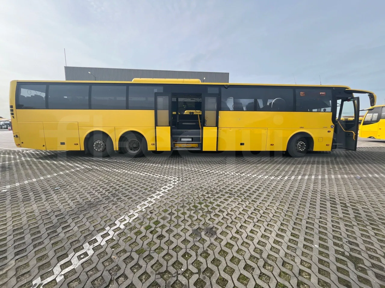 Volvo 9700-B8R B6SC 9700S - Euro 6 - 240 kW - 14.980 mt - right side doors open