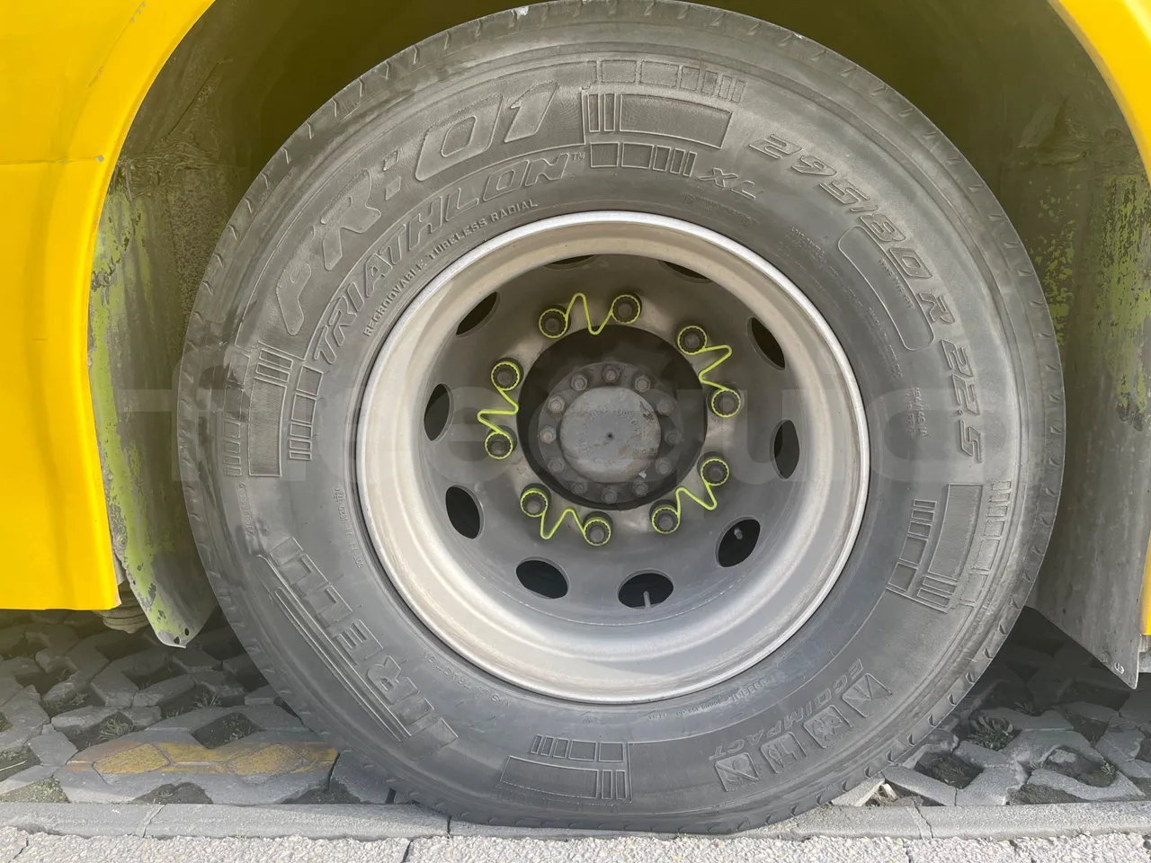 Volvo 9700-B8R B6SC 9700S - Euro 6 - 240 kW - 14.980 mt - rear left tire photo