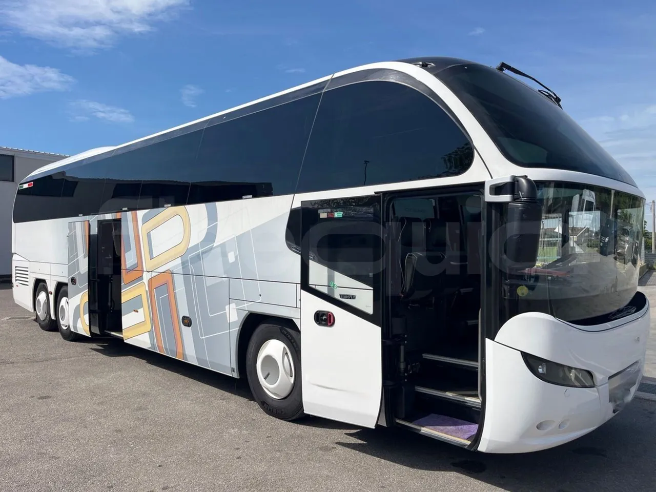Neoplan Cityliner P15 - Euro6 - 338kW - 13mt - 3/4 right front doors open