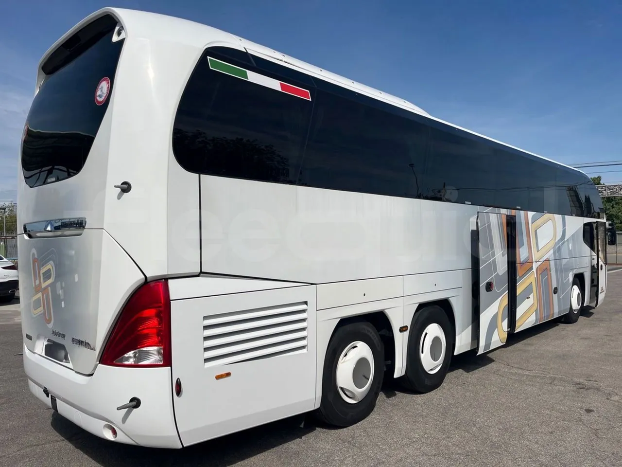 Neoplan Cityliner P15 - Euro6 - 338kW - 13mt - 3/4 right rear doors open