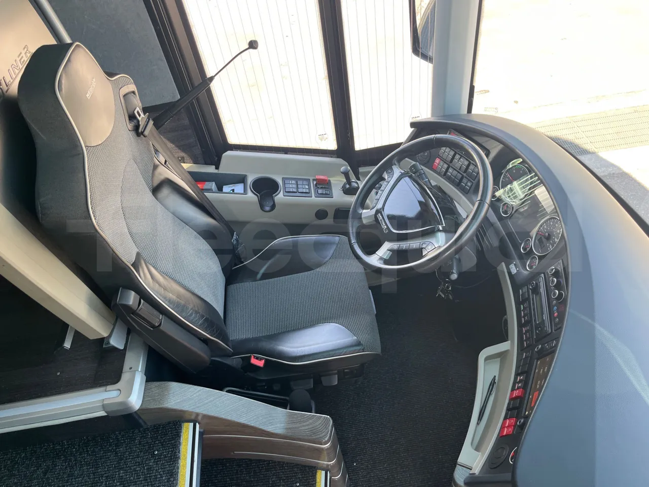 Neoplan Cityliner P15 - Euro6 - 338kW - 13mt - driver's seat photo