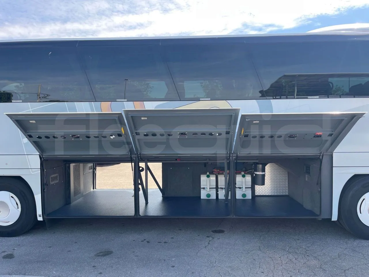 Neoplan Cityliner P15 - Euro6 - 338kW - 13mt - luggage rack photo