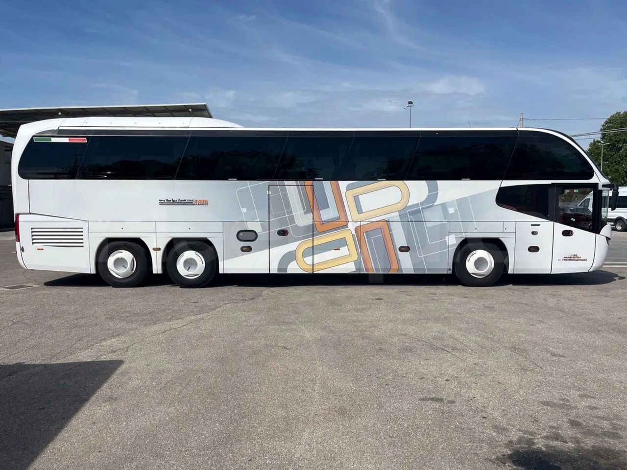 Neoplan Cityliner P15 - Euro6 - 338kW - 13mt - right side doors closed