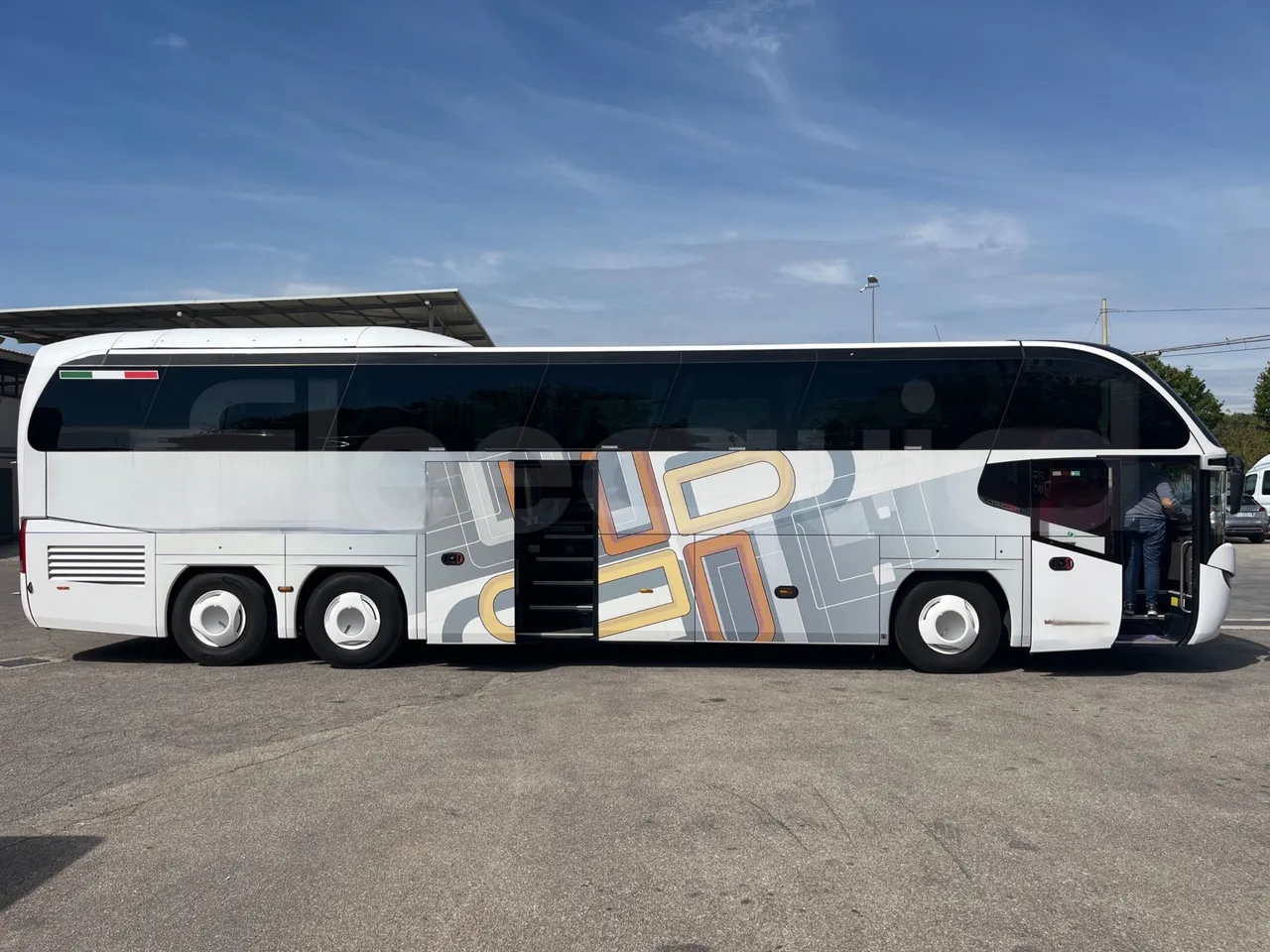 Neoplan Cityliner P15 - Euro6 - 338kW - 13mt - right side doors open
