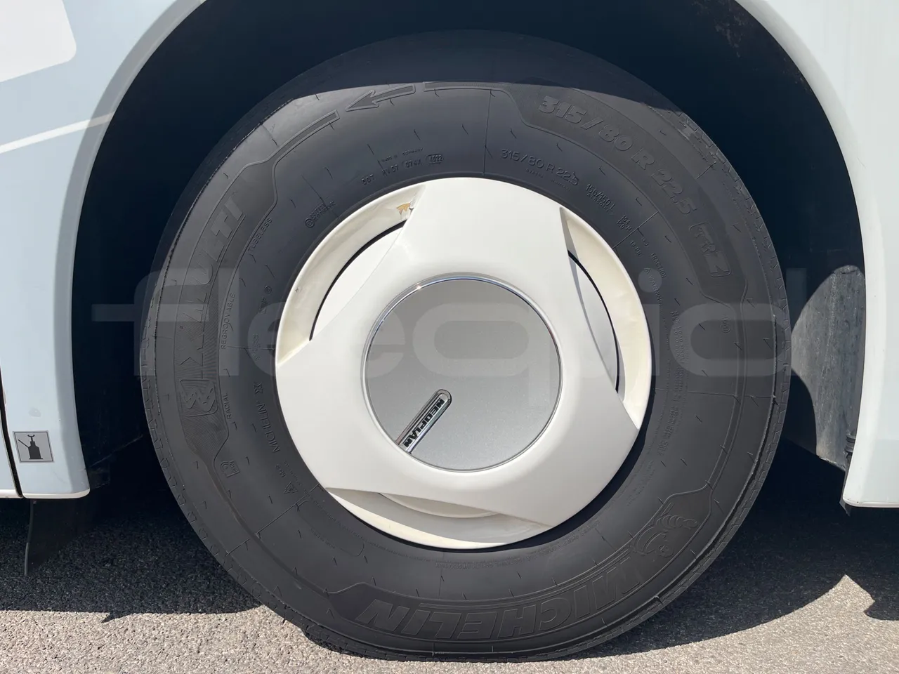 Neoplan Cityliner P15 - Euro6 - 338kW - 13mt - front left tire measurements