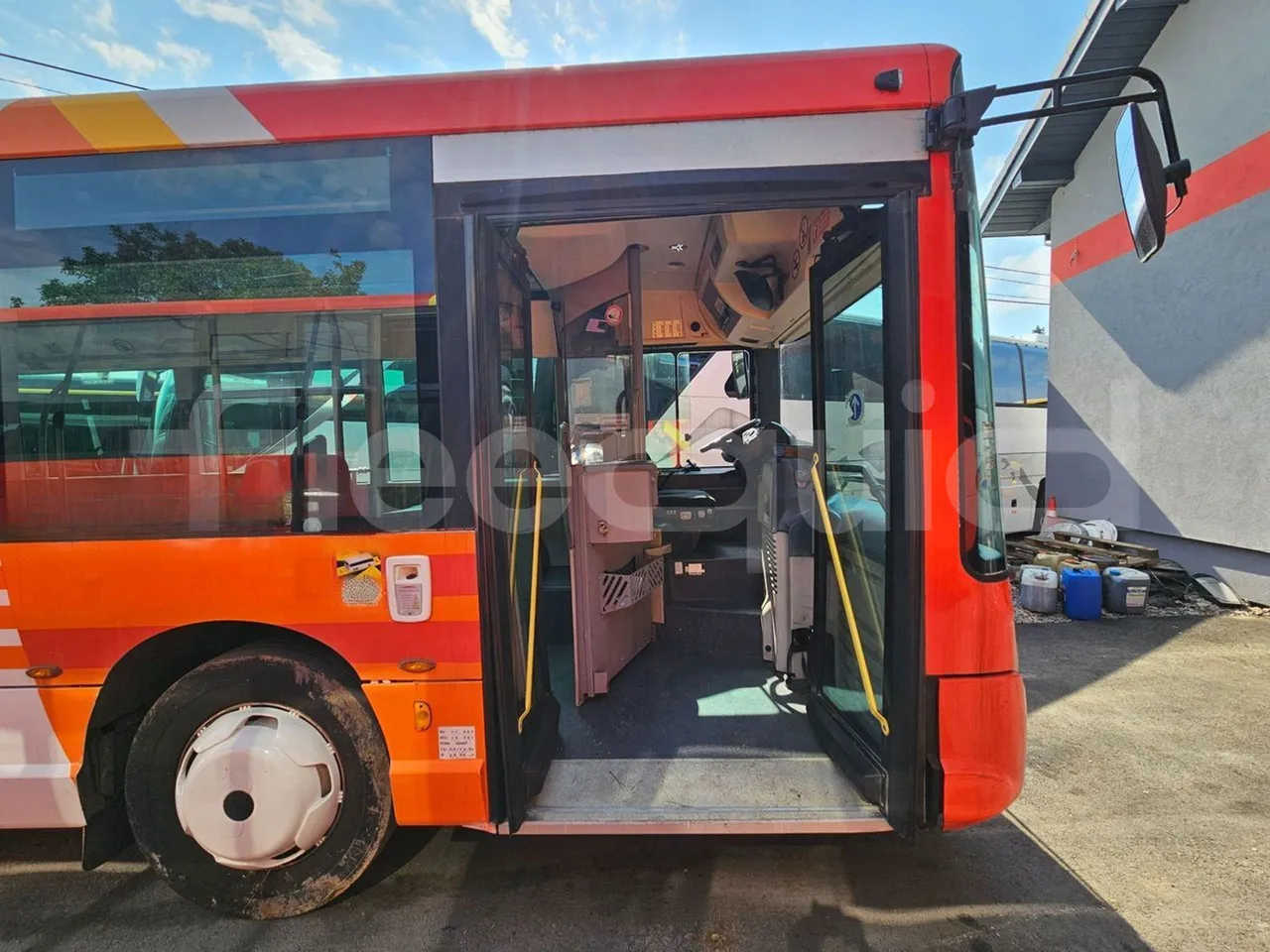 Heuliez GX327 C12T-EUR5-180kW - 12.040m - front door 1 open