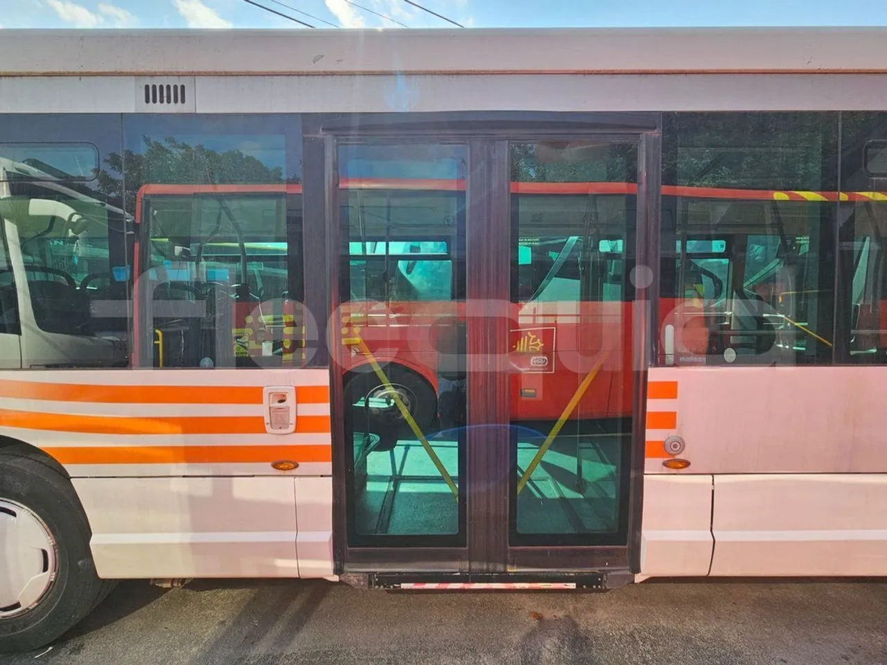 Heuliez GX327 C12T-EUR5-180kW - 12.040m - front door 2 open