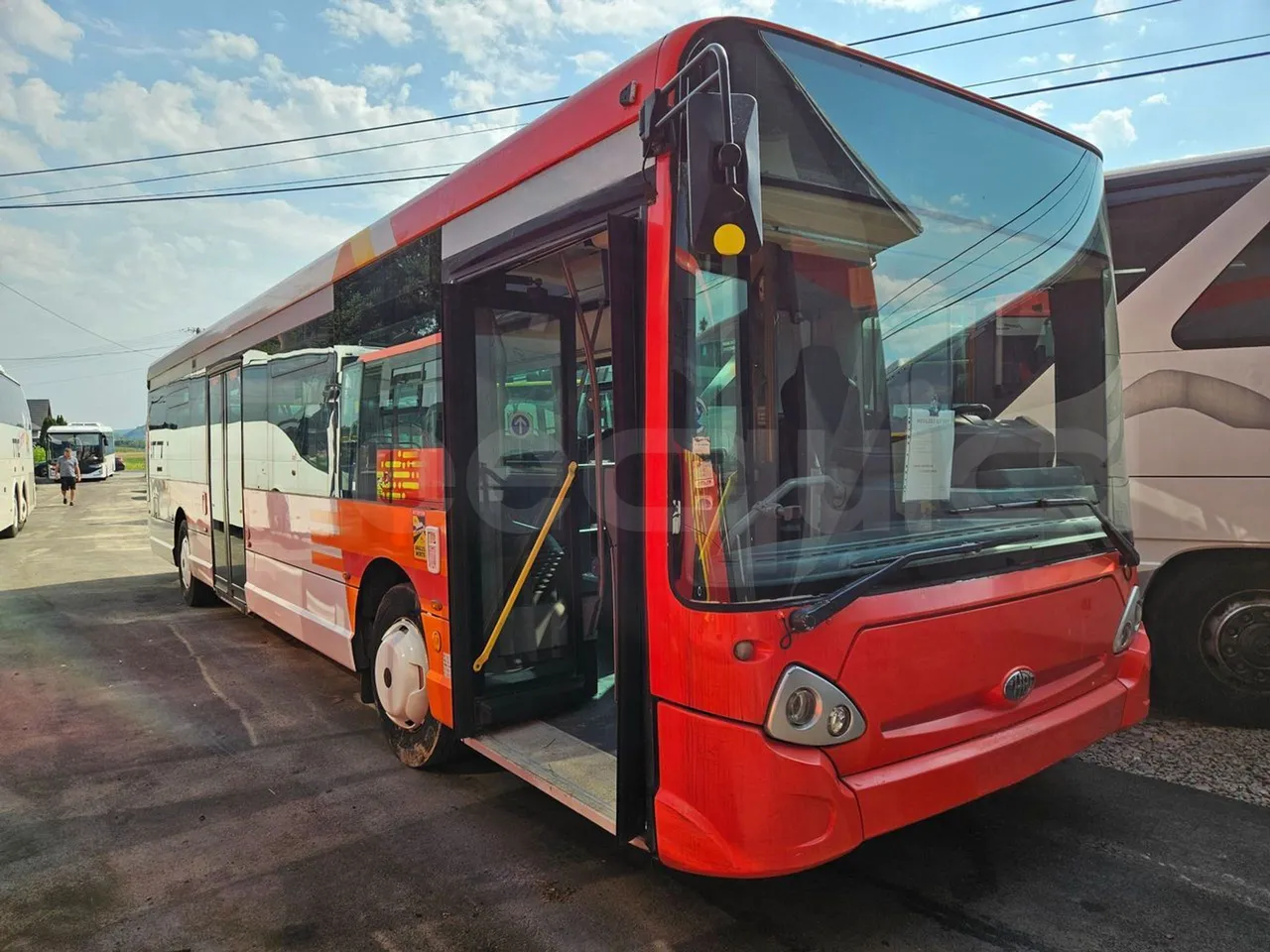Heuliez GX327 C12T-EUR5-180kW - 12.040m - 3/4 right front doors open