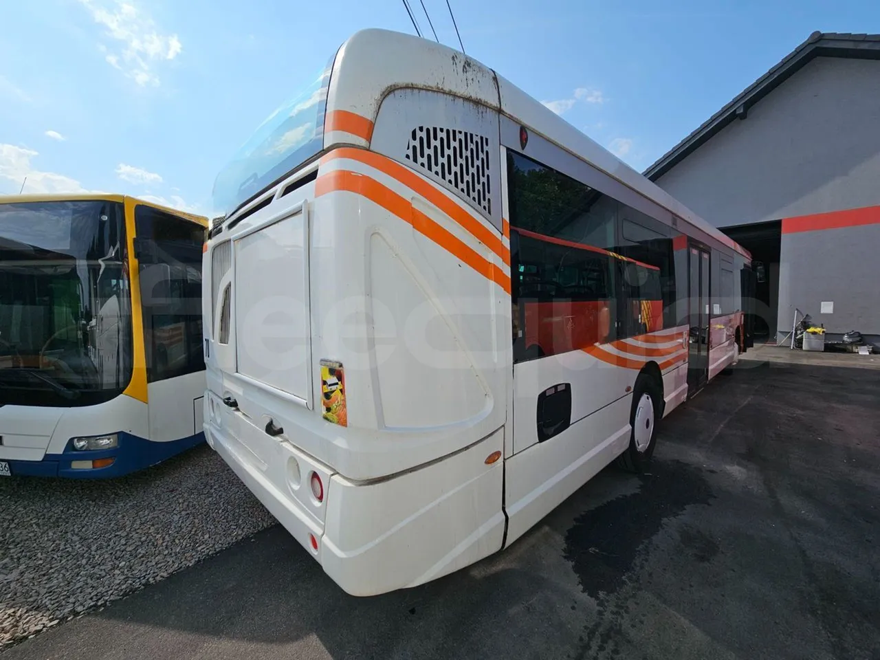 Heuliez GX327 C12T-EUR5-180kW - 12.040m - 3/4 right rear doors open