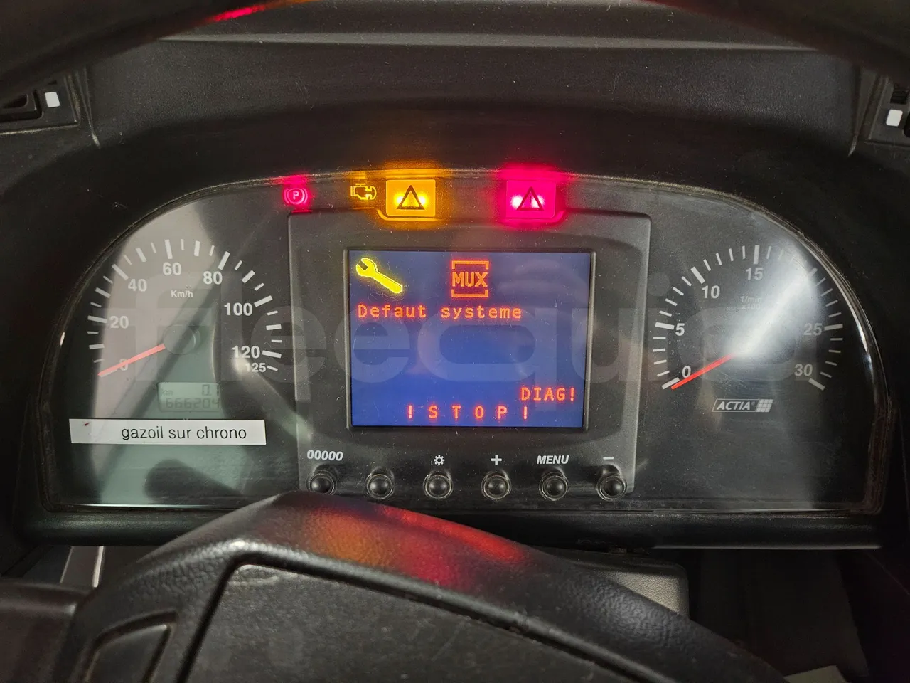 Heuliez GX327 C12T-EUR5-180kW - 12.040m - dashboard lights on