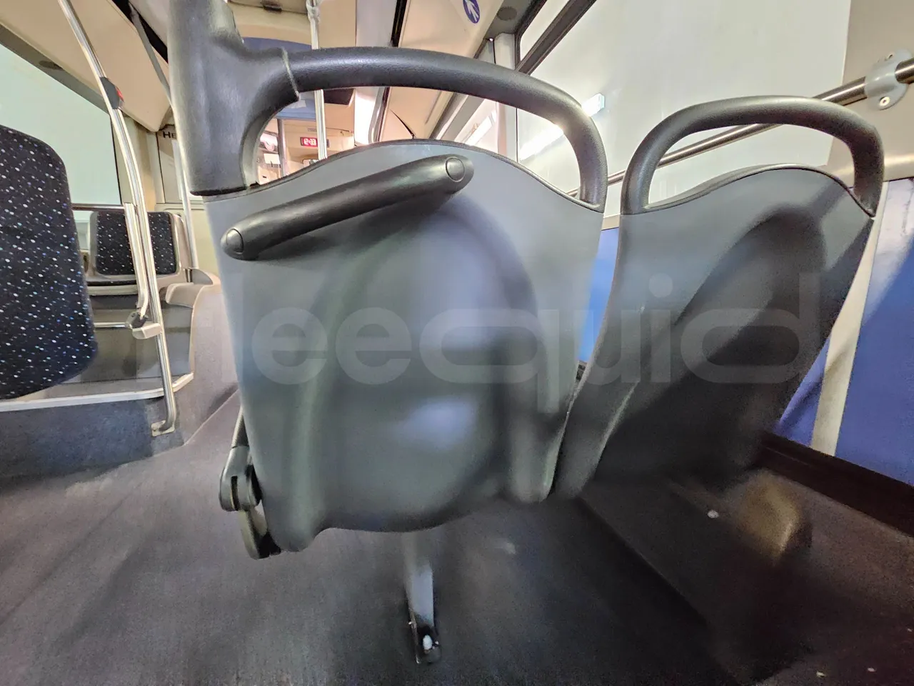 Heuliez GX327 C12T-EUR5-180kW - 12.040m - mesh detail photo