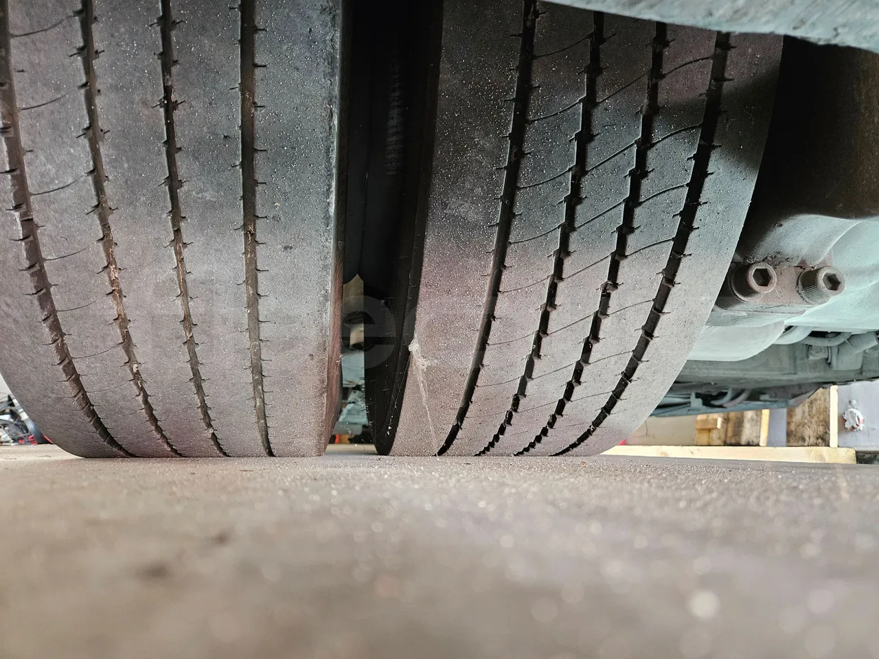 Heuliez GX327 C12T-EUR5-180kW - 12.040m - tread condition second axle tires left