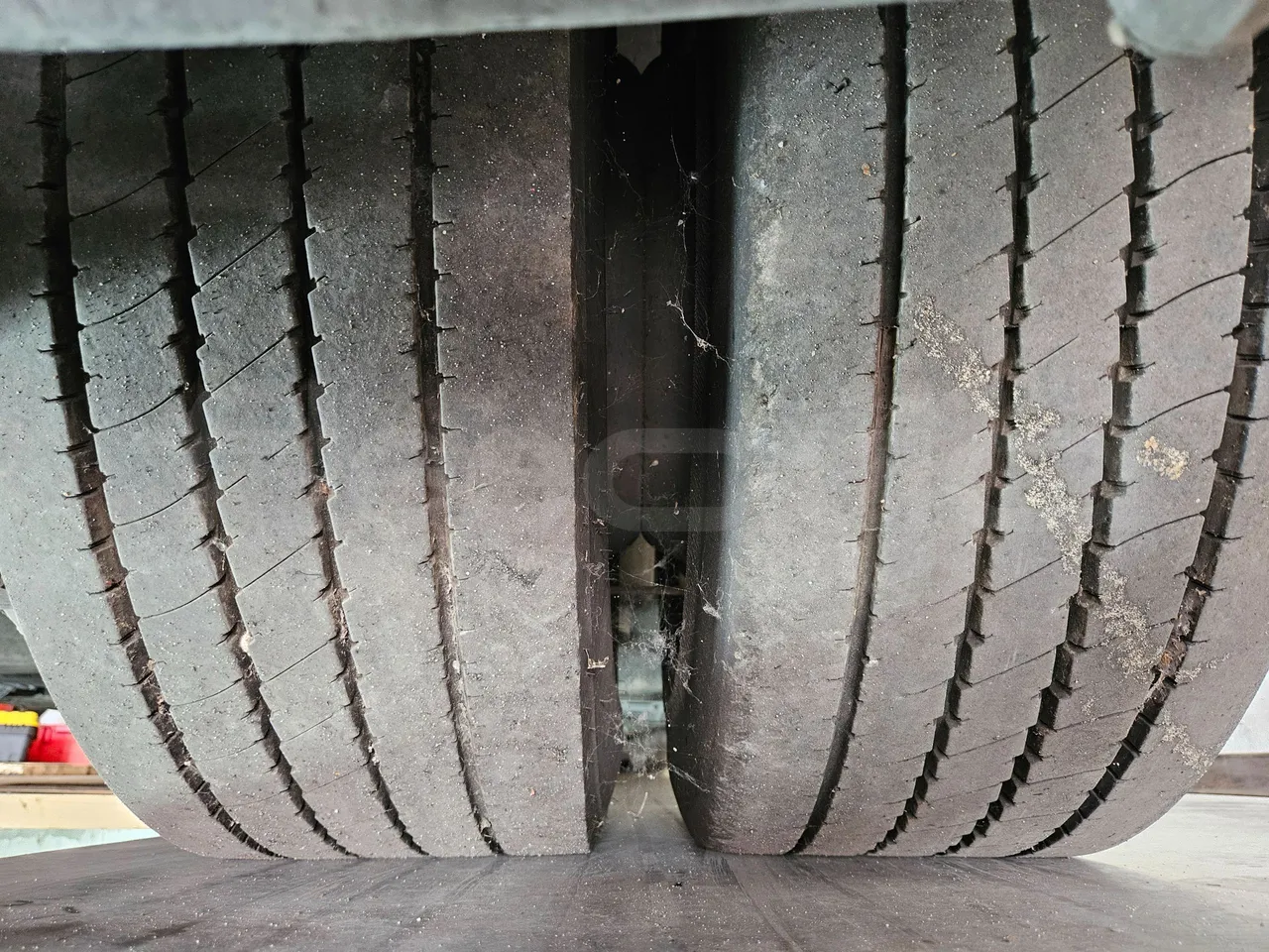 Heuliez GX327 C12T-EUR5-180kW - 12.040m - tread condition second axle tires right
