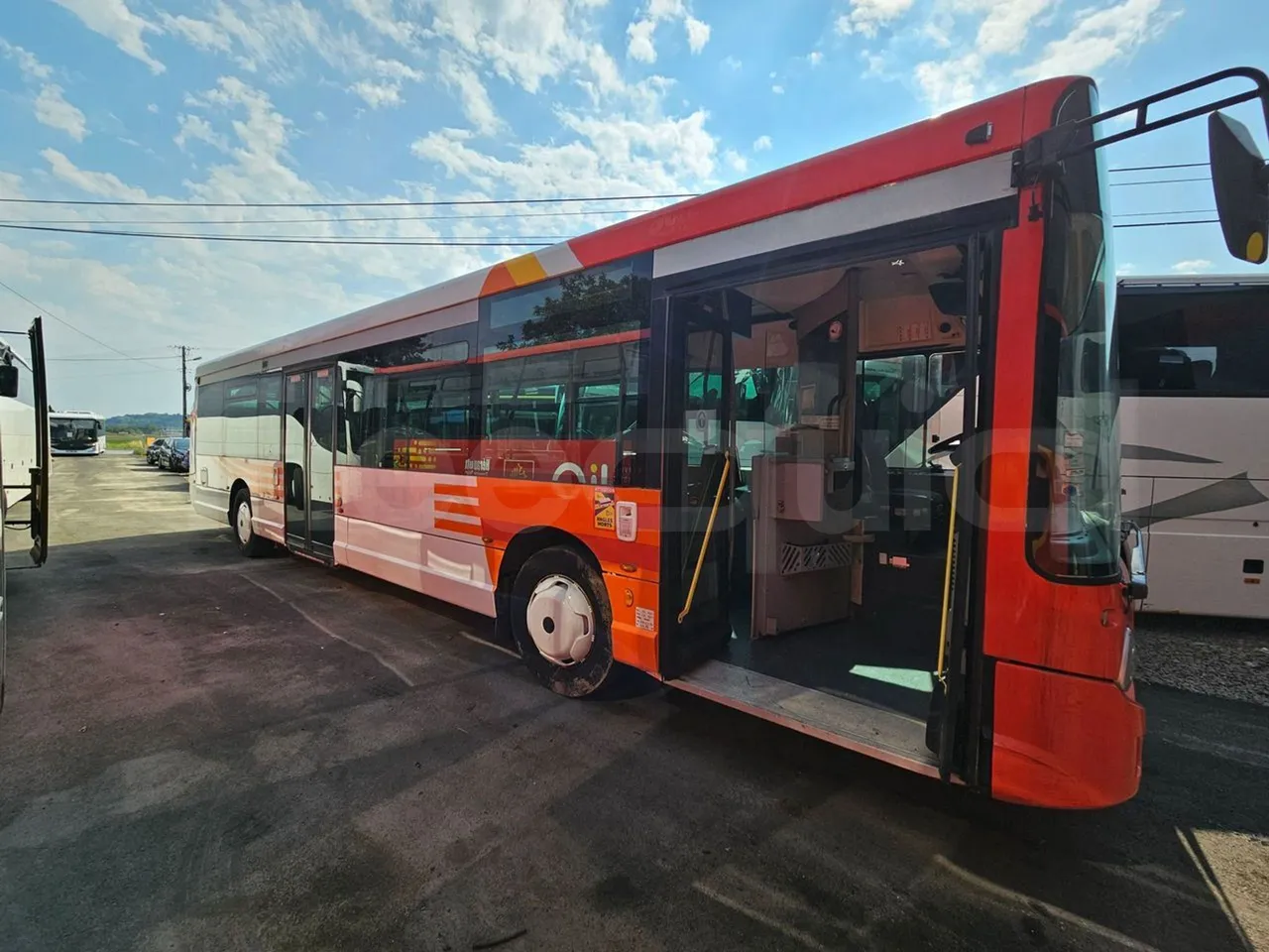 Heuliez GX327 C12T-EUR5-180kW - 12.040m - right side doors closed