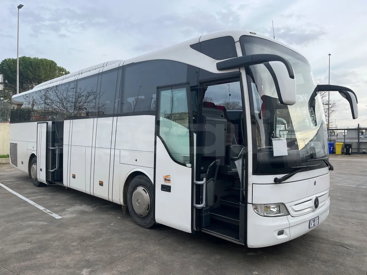 Mercedes-Benz Tourismo 632 01 - Euro6 - 315kW - 12.140mt - 3/4 right front doors open