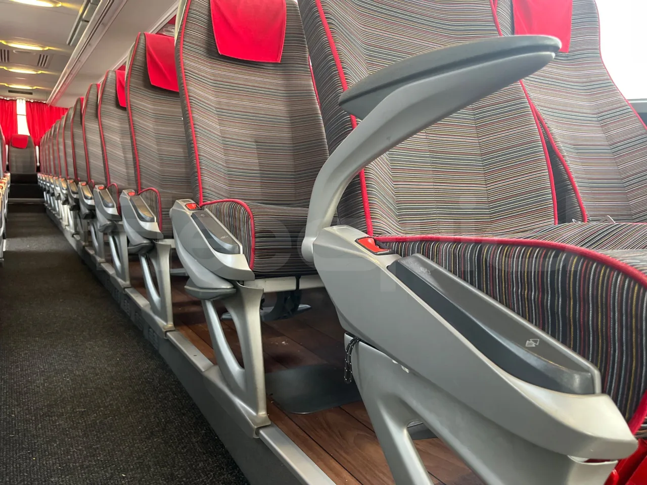 Mercedes-Benz Tourismo 632 01 - Euro6 - 315kW - 12.140mt - armrest detail photo