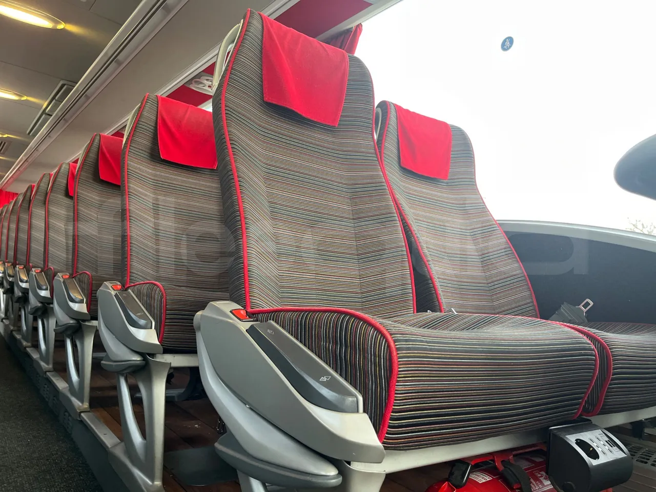 Mercedes-Benz Tourismo 632 01 - Euro6 - 315kW - 12.140mt - single seat detail