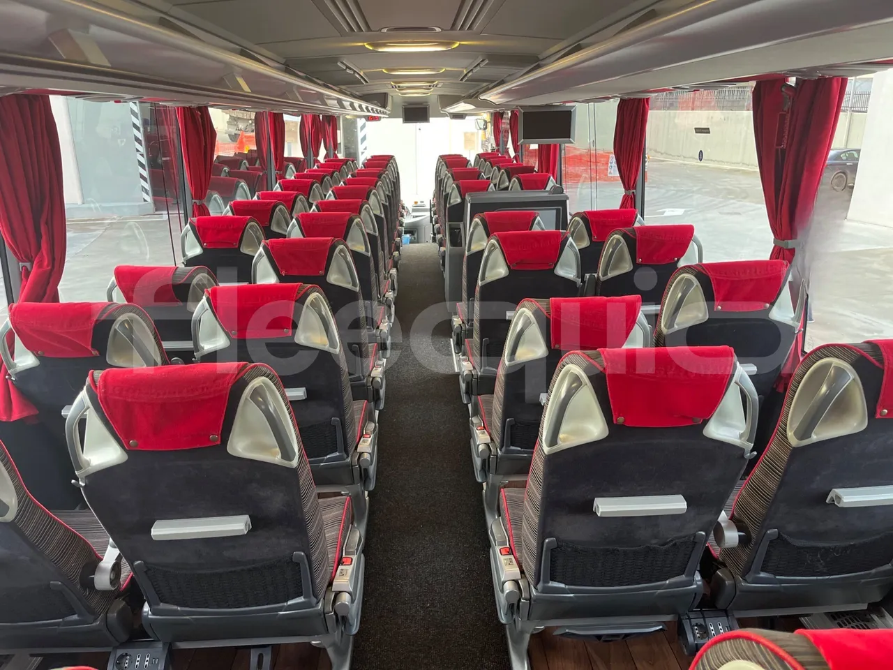 Mercedes-Benz Tourismo 632 01 - Euro6 - 315kW - 12.140mt - forward view middle aisle