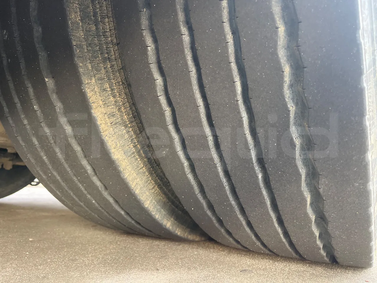 Mercedes-Benz Tourismo 632 01 - Euro6 - 315kW - 12.140mt - tread condition front tires left