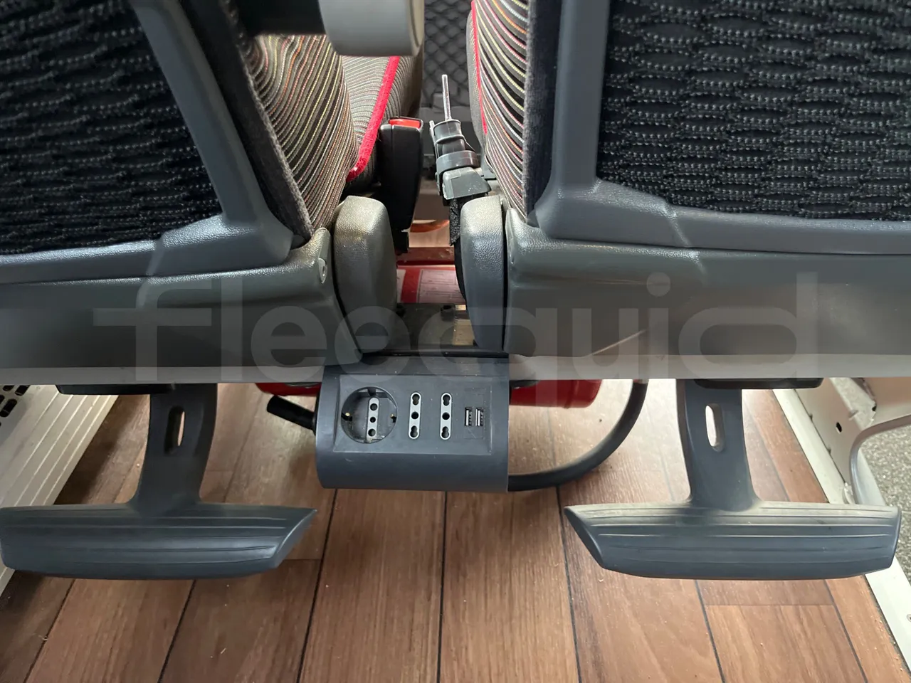 Mercedes-Benz Tourismo 632 01 - Euro6 - 315kW - 12.140mt - power outlets detail