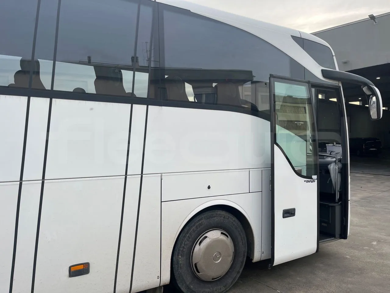 Mercedes-Benz Tourismo 632 01 - Euro6 - 315kW - 12.140mt - platform open photo