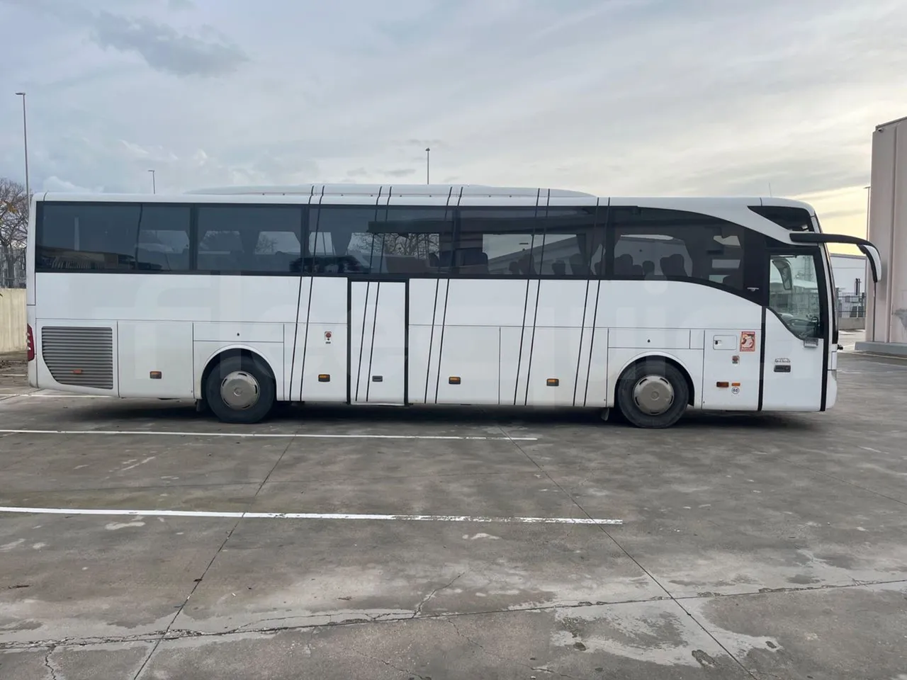 Mercedes-Benz Tourismo 632 01 - Euro6 - 315kW - 12.140mt - right side doors closed