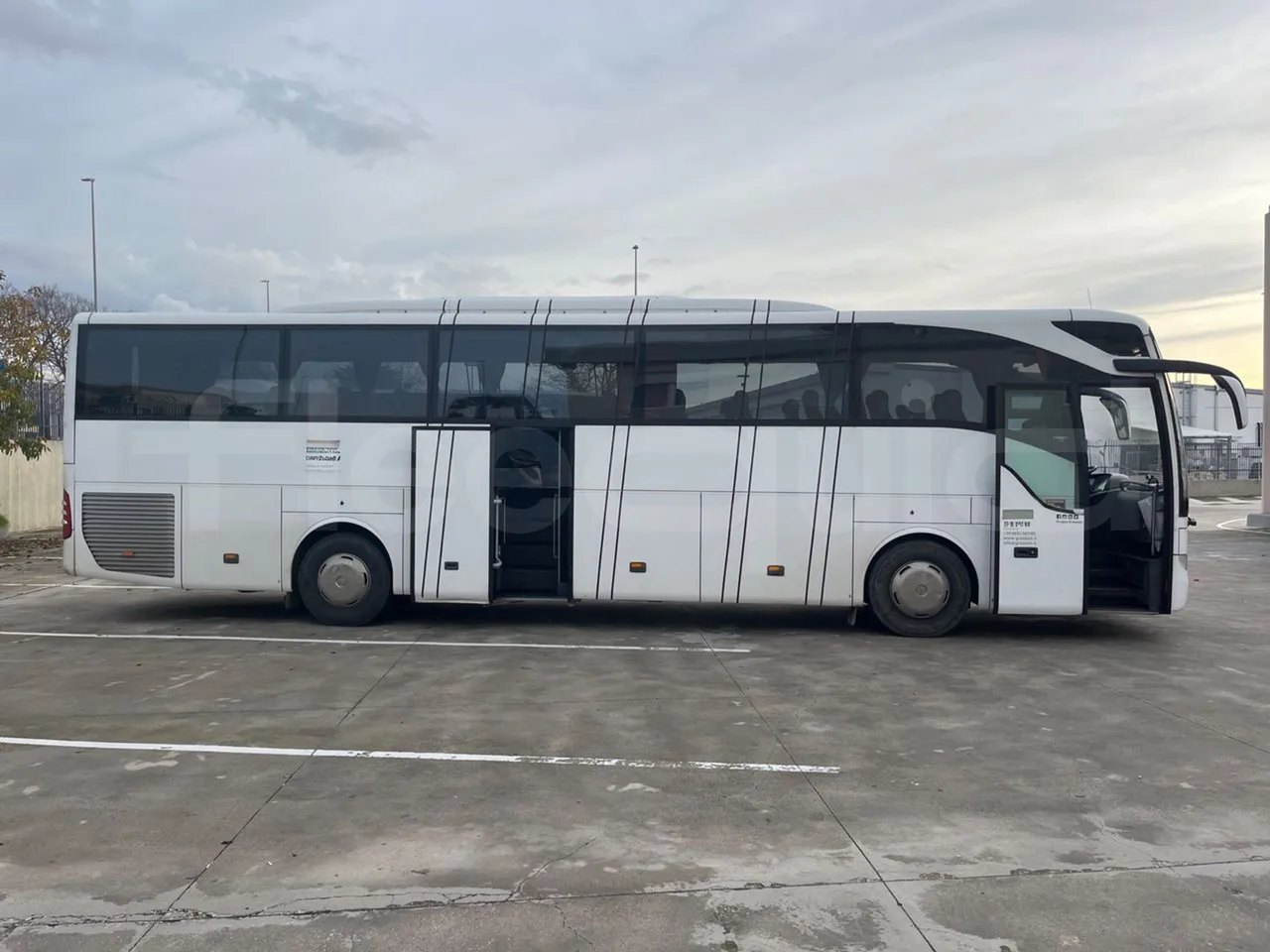 Mercedes-Benz Tourismo 632 01 - Euro6 - 315kW - 12.140mt - right side doors open