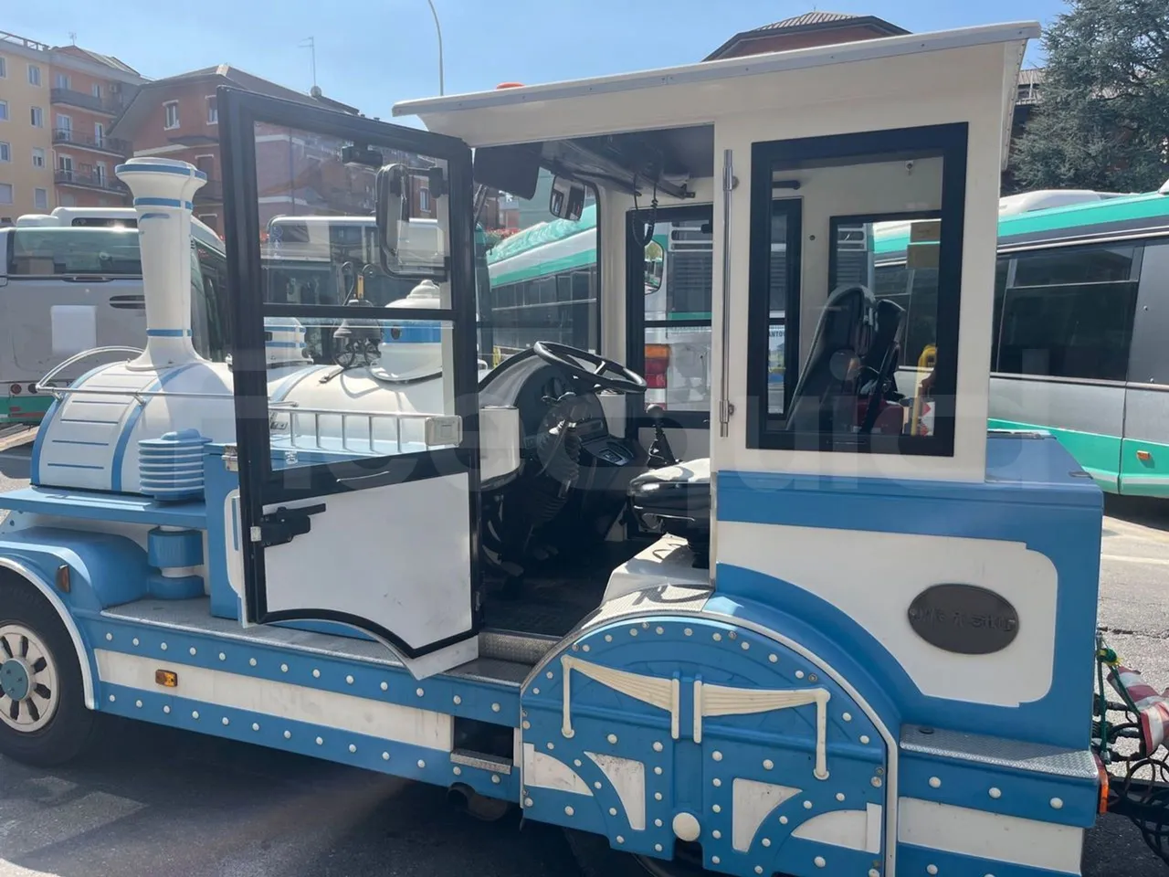 Dotto LDM04 + WD1 LDM04 + WD1 - Euro4 - 130kW - 3.950mt + 4.920mt + 4.920mt - 3/4 right front doors open