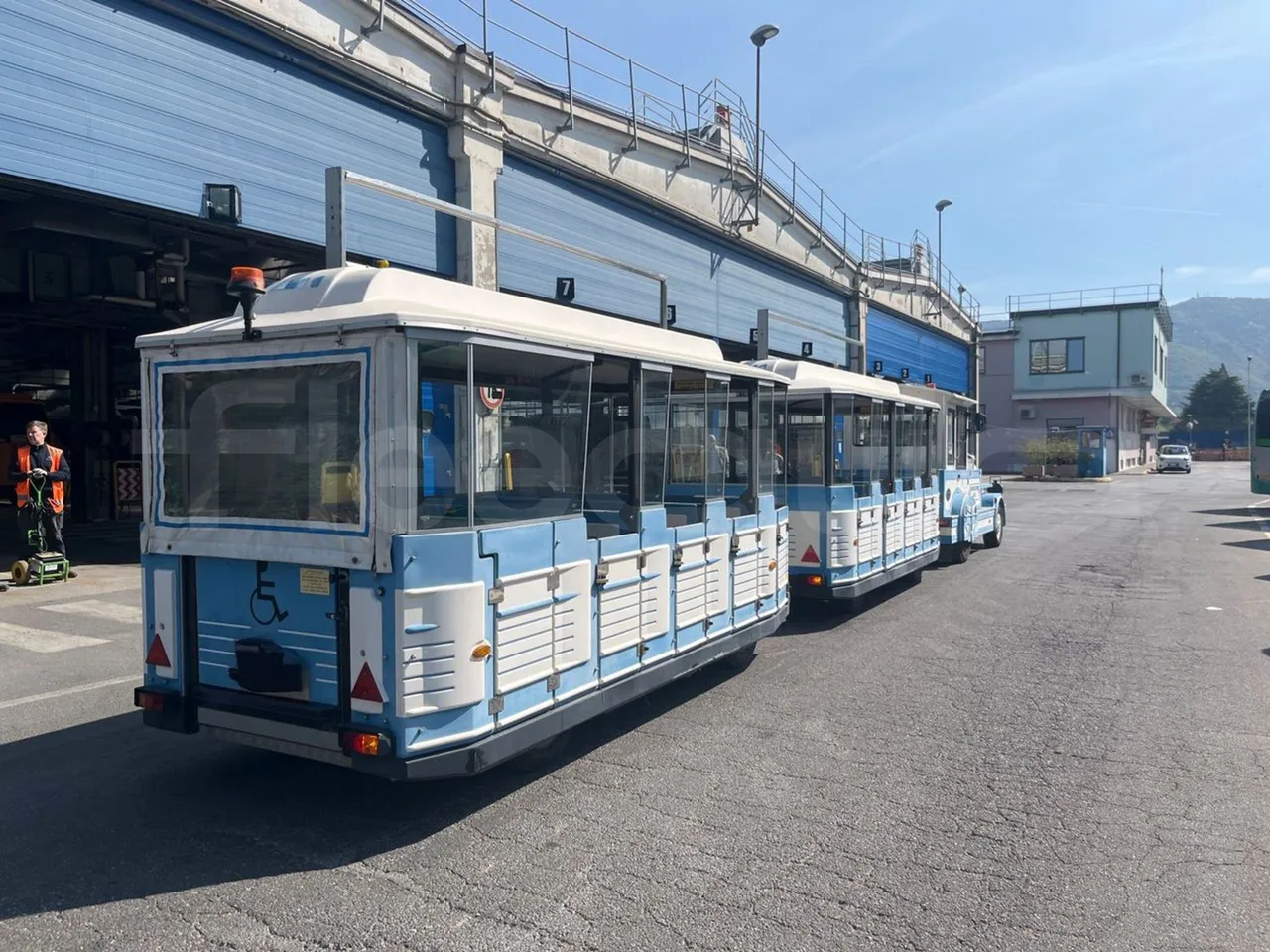 Dotto LDM04 + WD1 LDM04 + WD1 - Euro4 - 130kW - 3.950mt + 4.920mt + 4.920mt - 3/4 right rear doors closed