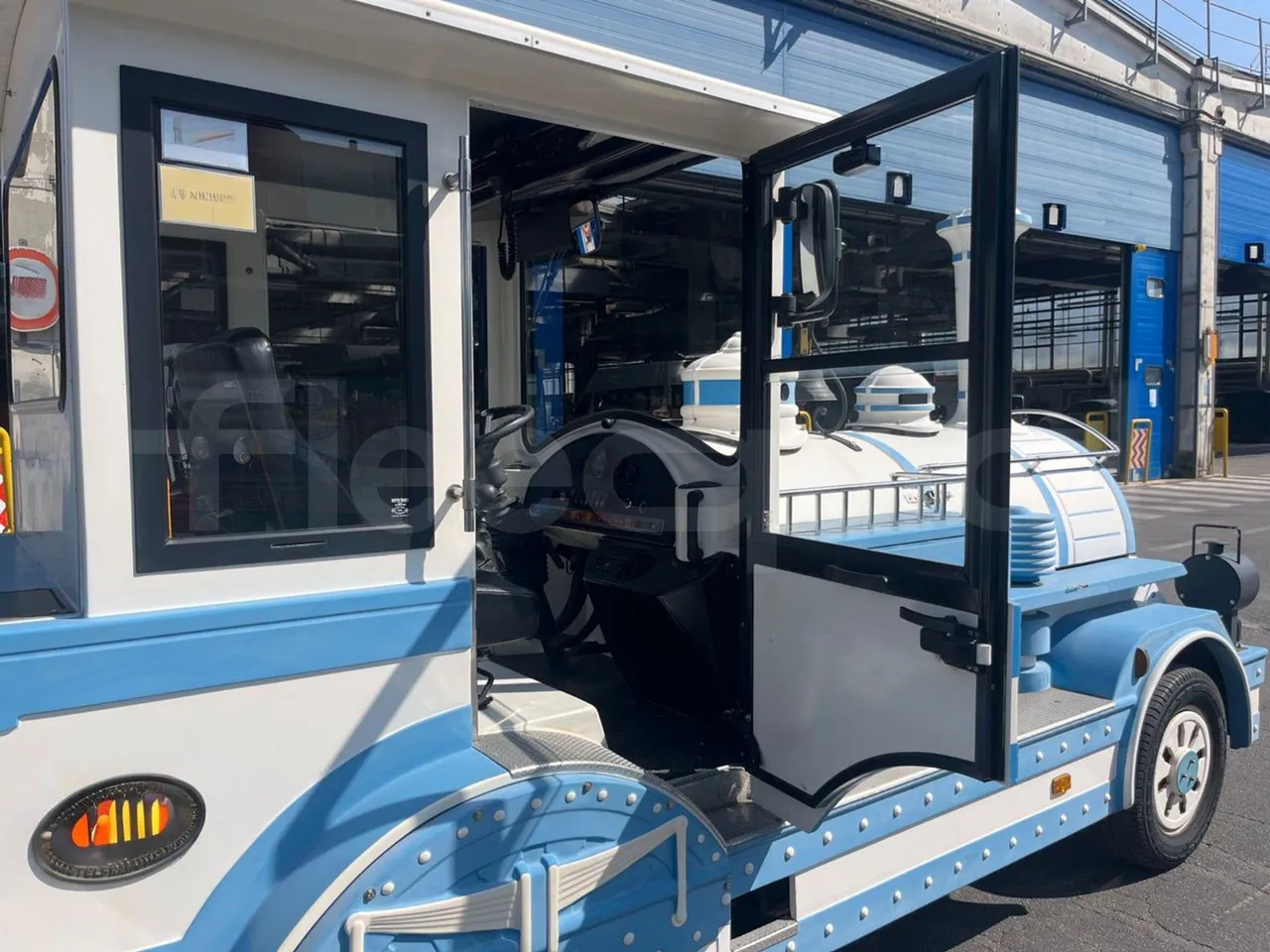 Dotto LDM04 + WD1 LDM04 + WD1 - Euro4 - 130kW - 3.950mt + 4.920mt + 4.920mt - 3/4 right rear doors open