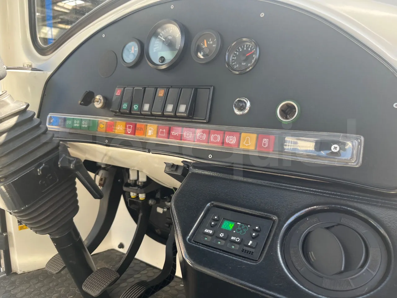 Dotto LDM04 + WD1 LDM04 + WD1 - Euro4 - 130kW - 3.950mt + 4.920mt + 4.920mt - radio accessories photo