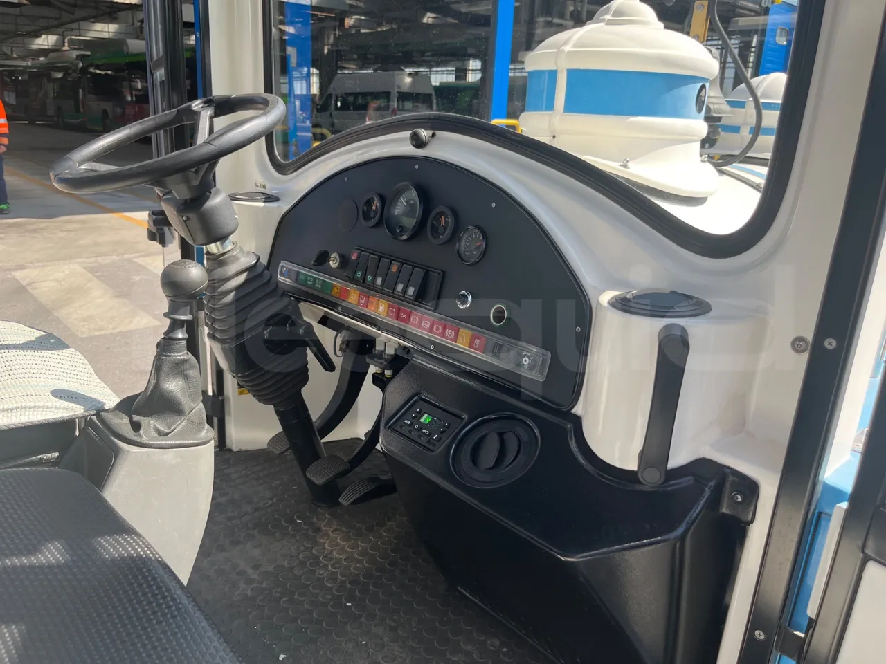 Dotto LDM04 + WD1 LDM04 + WD1 - Euro4 - 130kW - 3.950mt + 4.920mt + 4.920mt - buttons panels on