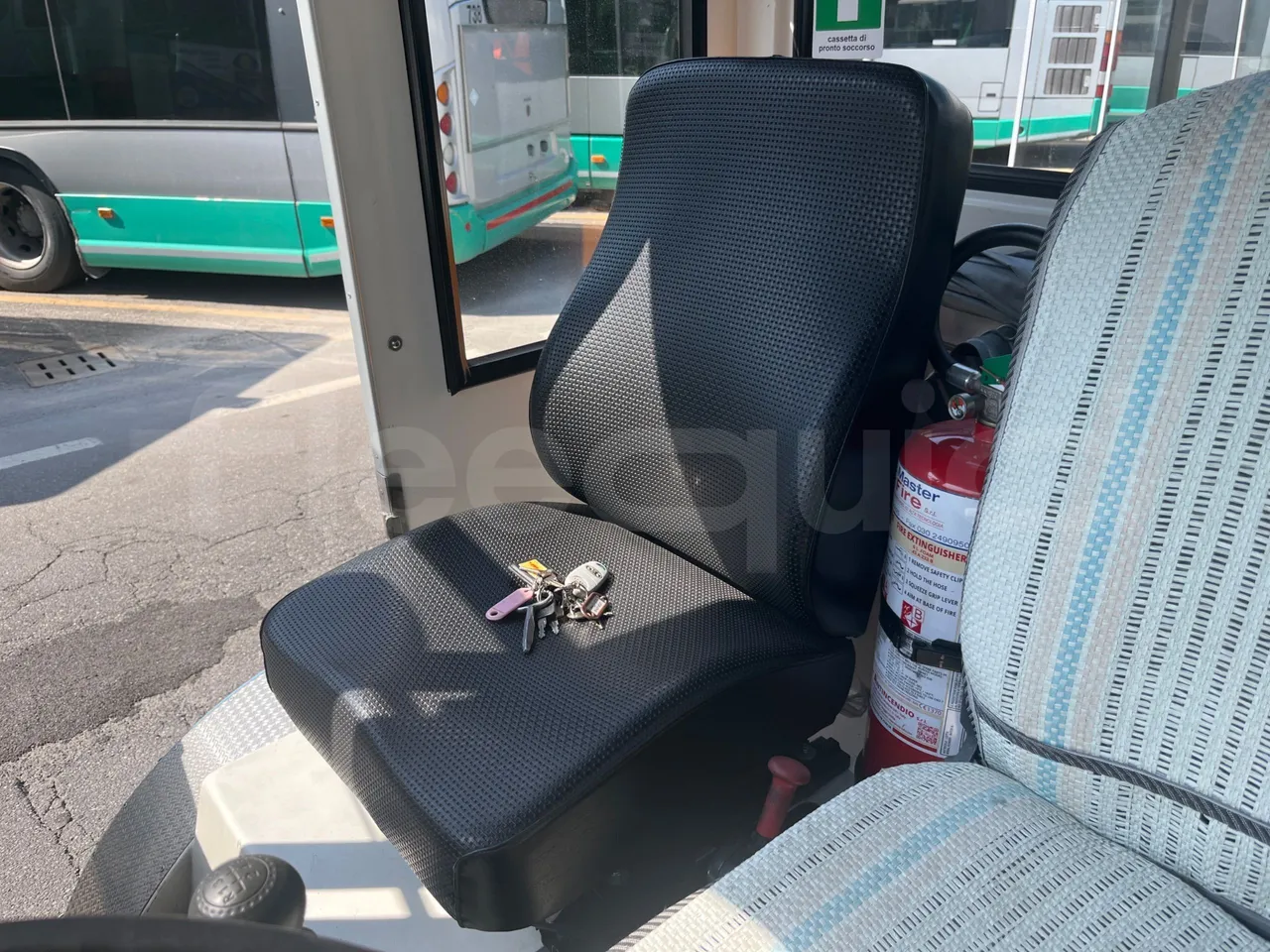 Dotto LDM04 + WD1 LDM04 + WD1 - Euro4 - 130kW - 3.950mt + 4.920mt + 4.920mt - hostess seat photo