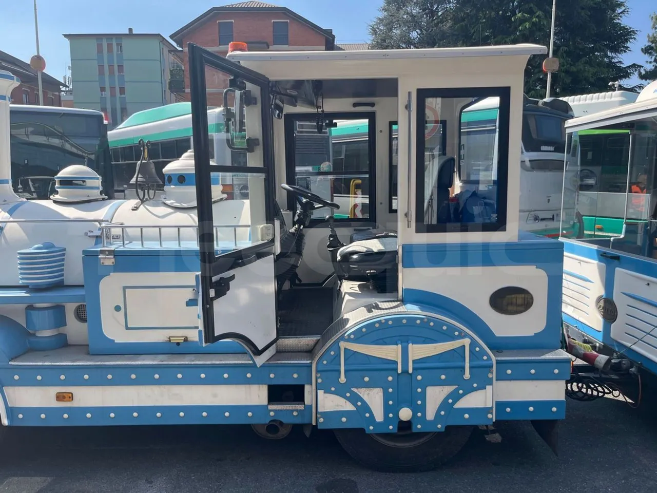 Dotto LDM04 + WD1 LDM04 + WD1 - Euro4 - 130kW - 3.950mt + 4.920mt + 4.920mt - right side doors open