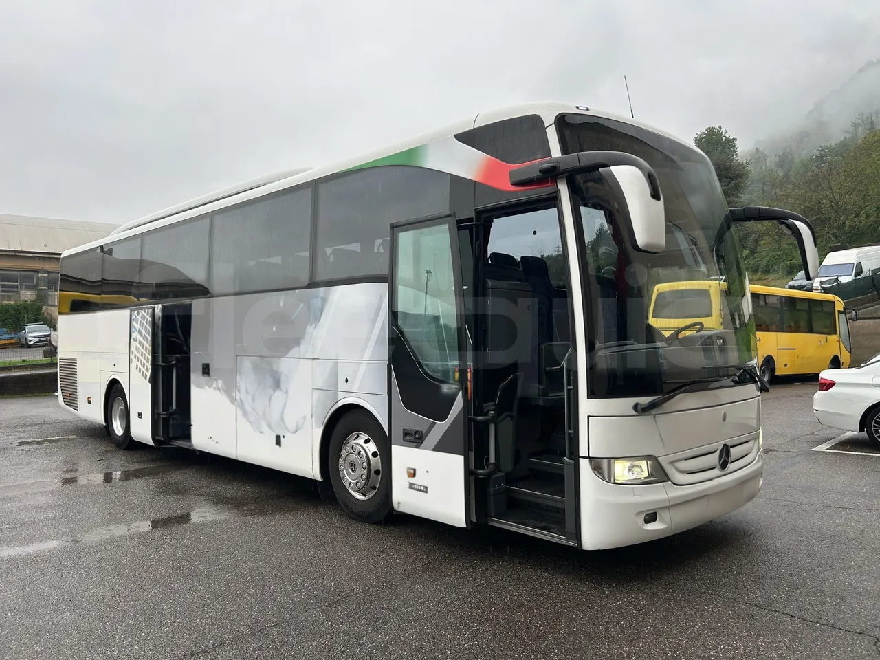Mercedes-Benz Tourismo - 3/4 Front Right Side Doors Open