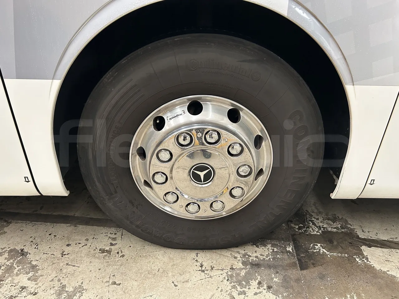 Mercedes-Benz Tourismo - First Axle Left Side: Complete Tyre