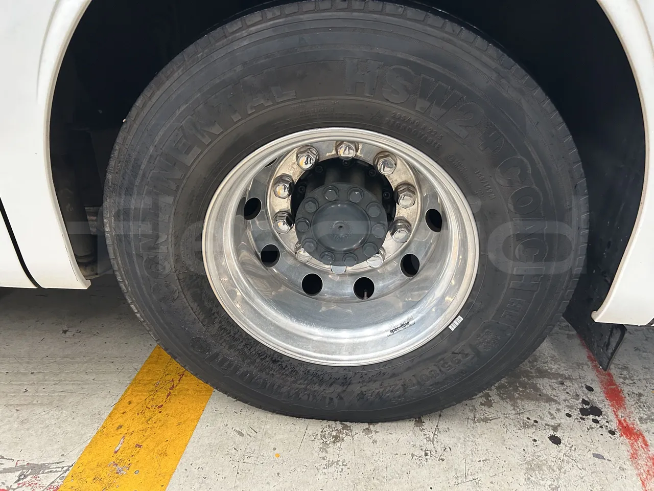 Mercedes-Benz Tourismo - Second Axle Left Side: Complete Wheel