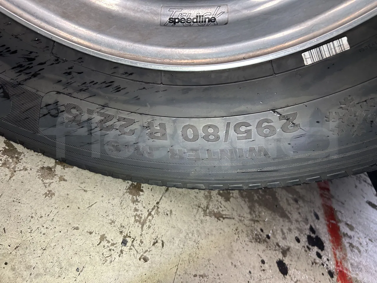 Mercedes-Benz Tourismo - Second Axle Left Side: Tyre Size