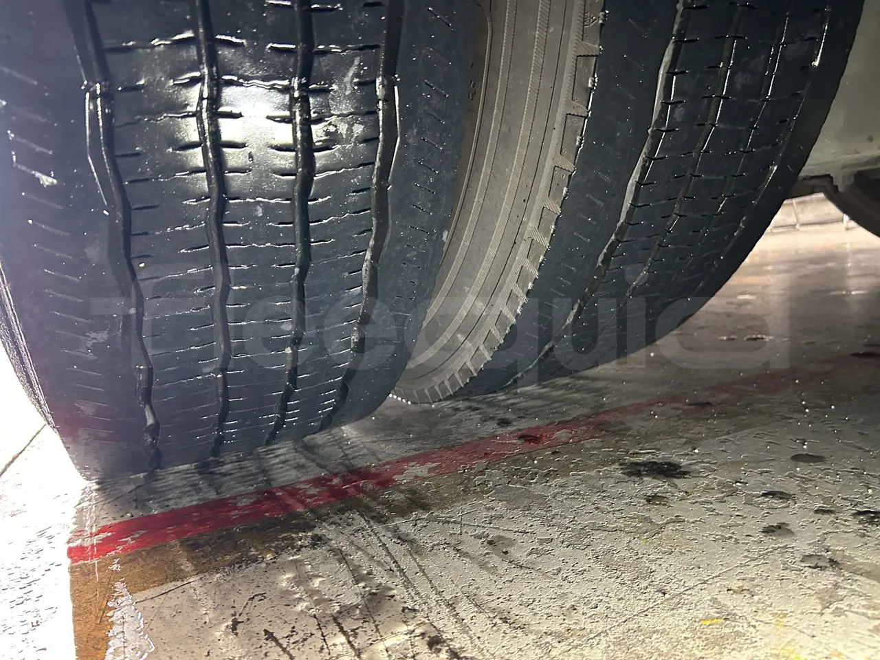 Mercedes-Benz Tourismo - Second Axle Right Side: Tyre Tread