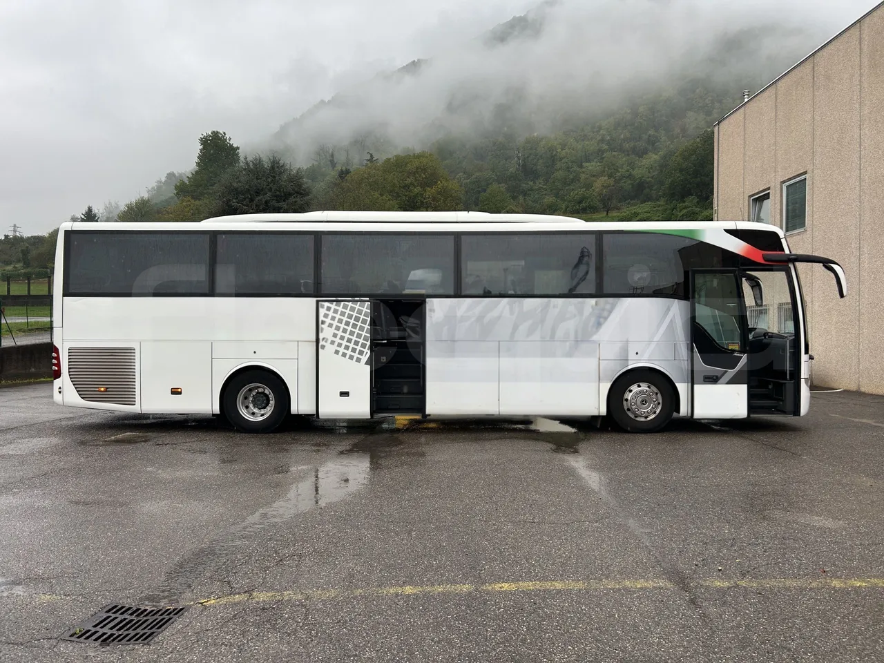 Mercedes-Benz Tourismo - Right Side Doors Open