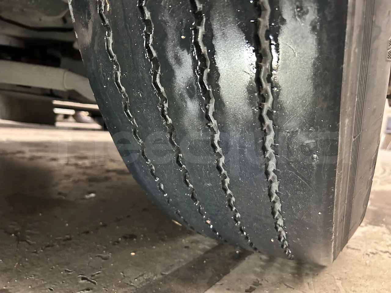 Mercedes-Benz Tourismo - First Axle Left Side: Tyre Tread
