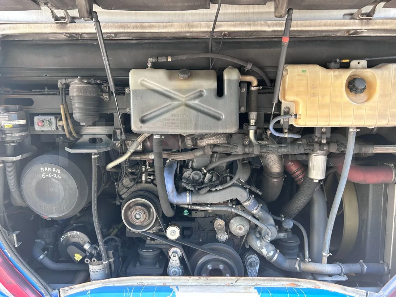Iveco Magelys SFR2XX - Euro6 - 12,83m - 294kw - external compartments photo