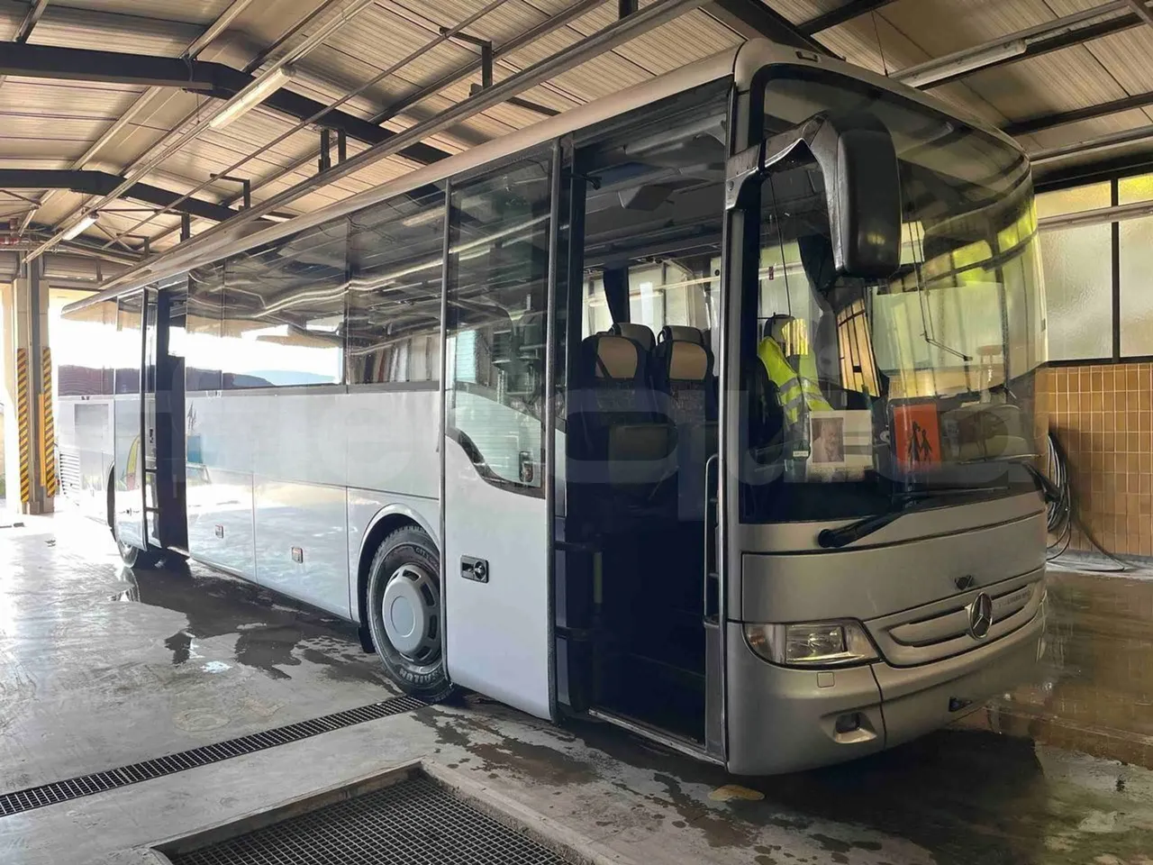 Mercedes-Benz Tourismo 632 07 - EUR5 - 260kW - 12.140m - 3/4 right front doors open