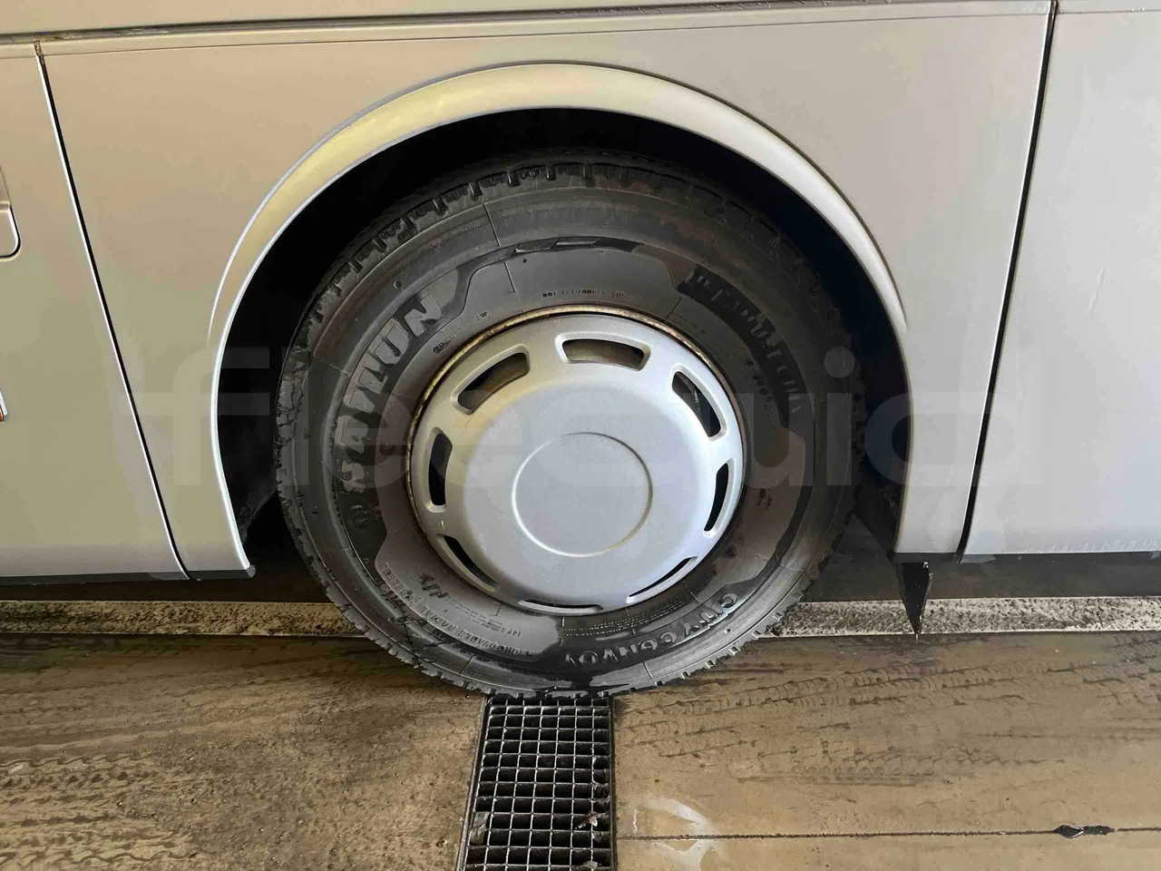 Mercedes-Benz Tourismo 632 07 - EUR5 - 260kW - 12.140m - tread condition front tires left