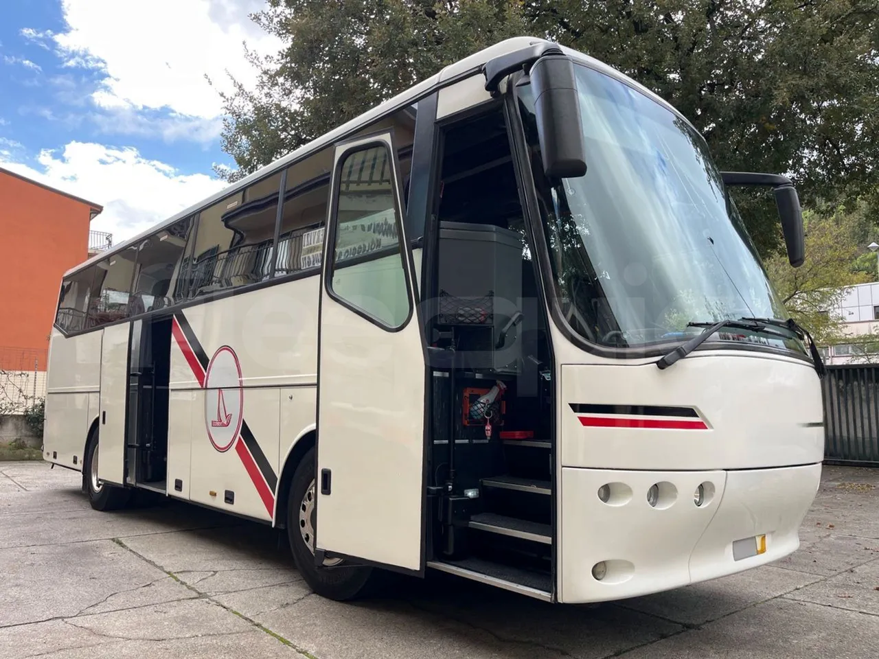 Vdl Futura FHD 10.340 - EUR2 -241.07kW -10.405m - 3/4 right front doors open