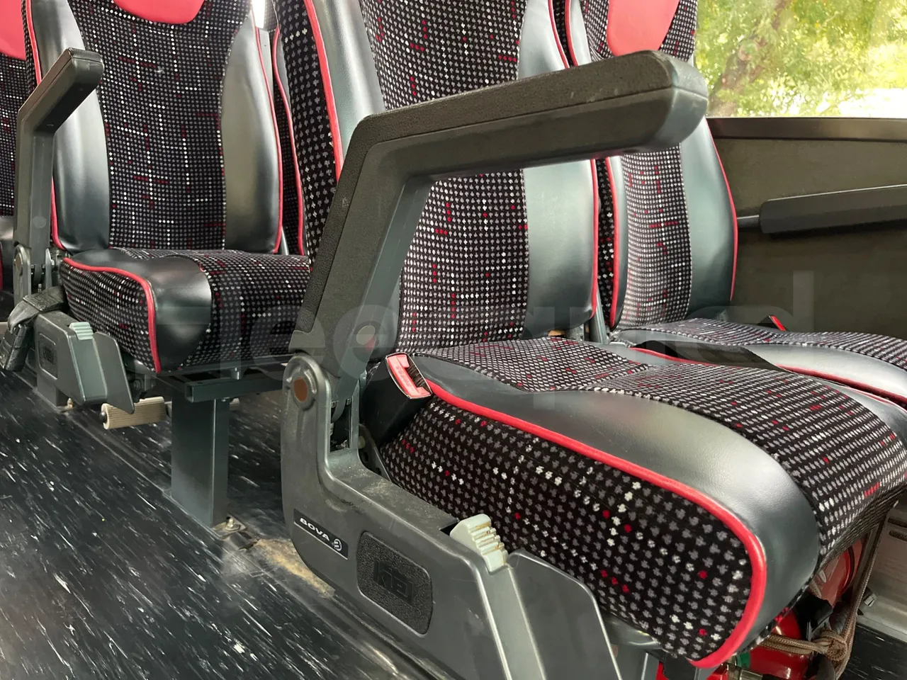 Vdl Futura FHD 10.340 - EUR2 -241.07kW -10.405m - armrest detail photo