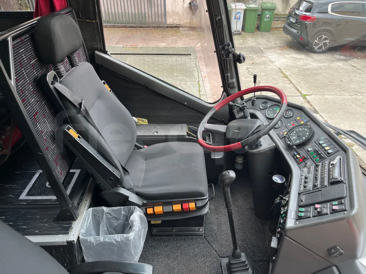 Vdl Futura FHD 10.340 - EUR2 -241.07kW -10.405m - driver's seat photo