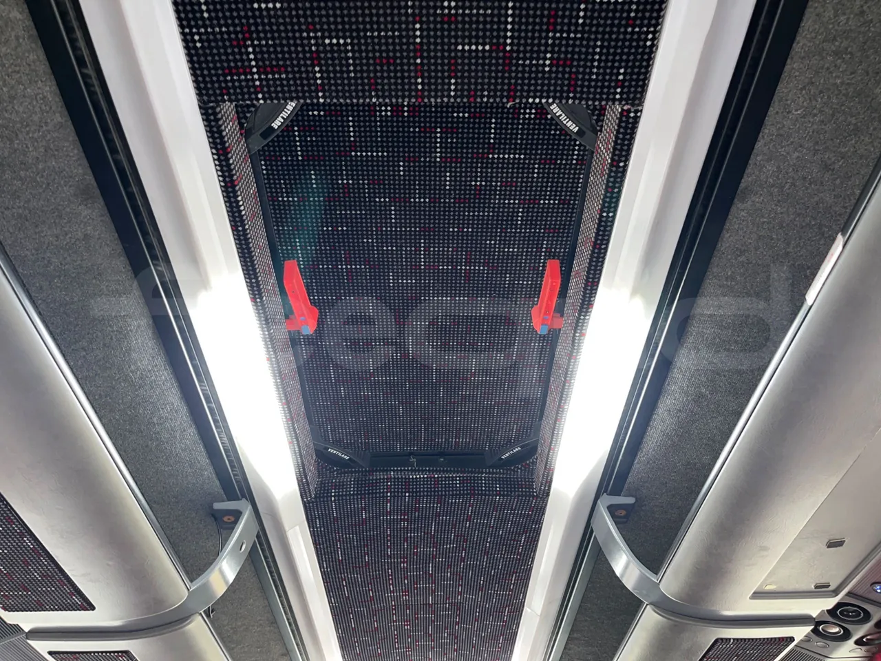 Vdl Futura FHD 10.340 - EUR2 -241.07kW -10.405m - roof hatch 1