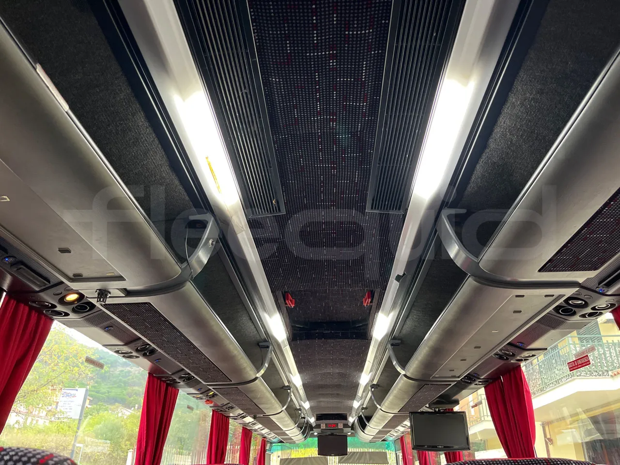 Vdl Futura FHD 10.340 - EUR2 -241.07kW -10.405m - overhead compartments photo